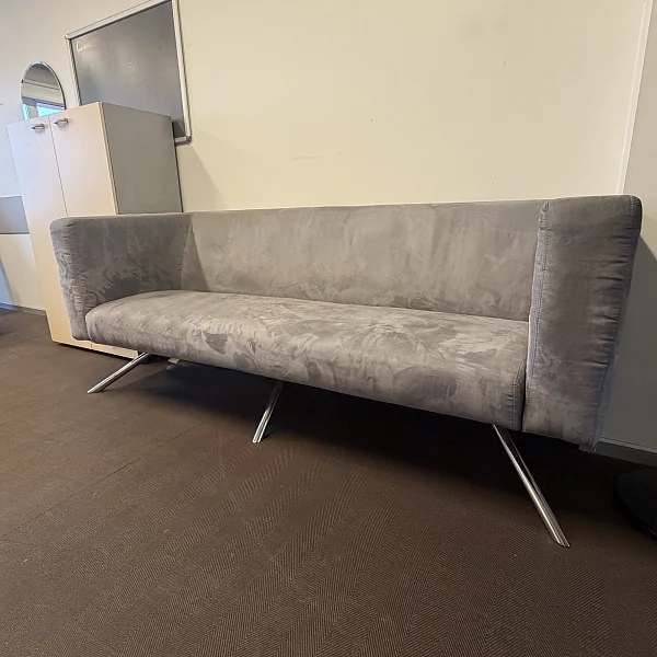 LONGHI (made in Italy). Диван. Массив древесины, высокопрочная износоустойчивая ткань, ножки хром.