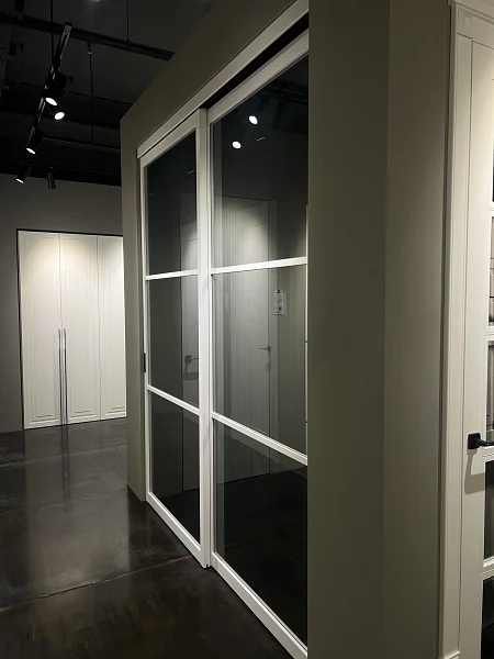 Раздвижная перегородка STRATUS-DOMINO, модель DM-03, безопасное прозрачное серое стекло, каркас полотна в белом цвете. Трек видимый.