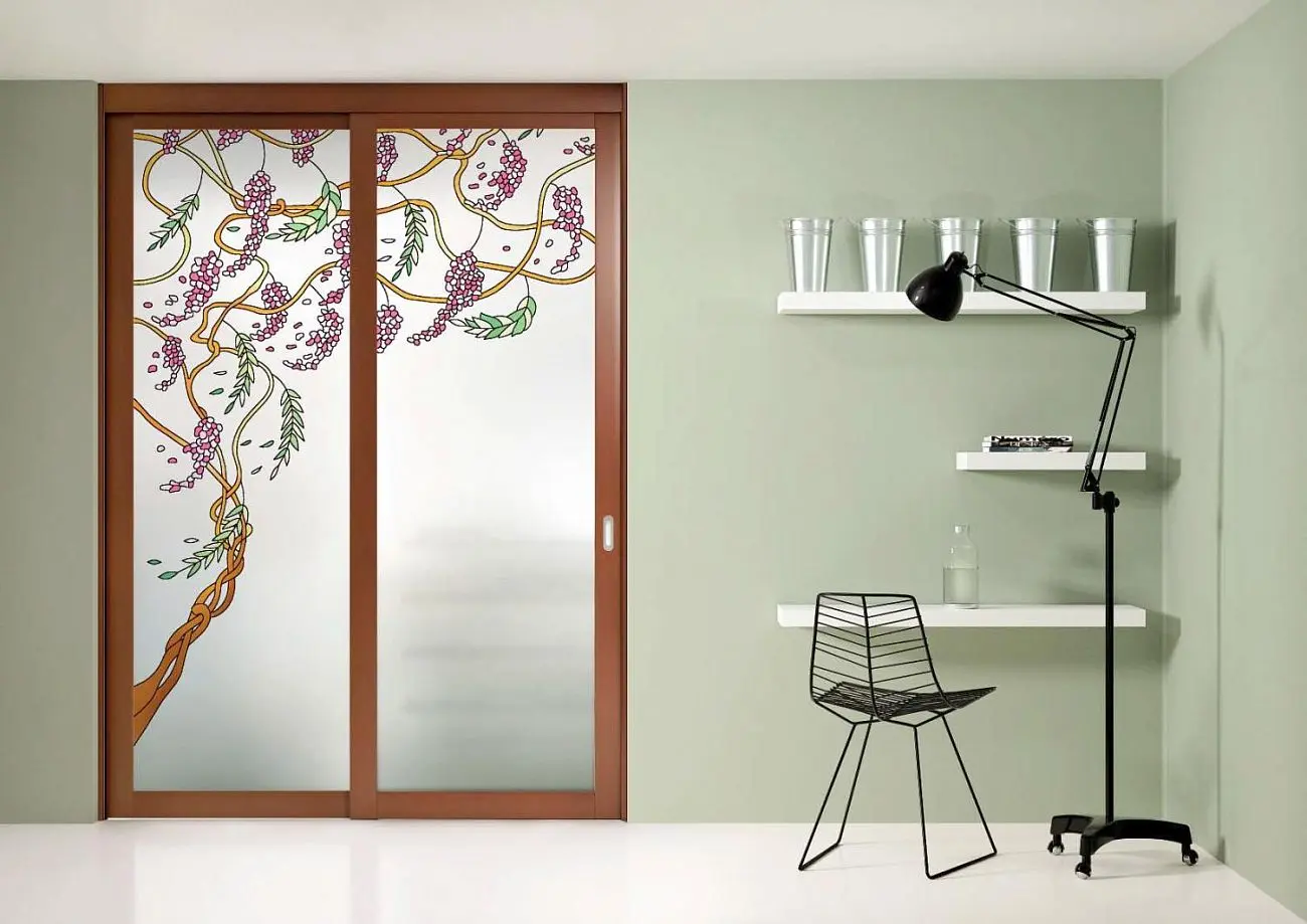 Elegance Arianna, Tinta Ciliegio, vetro Acidato, decoro Lilly colorato.