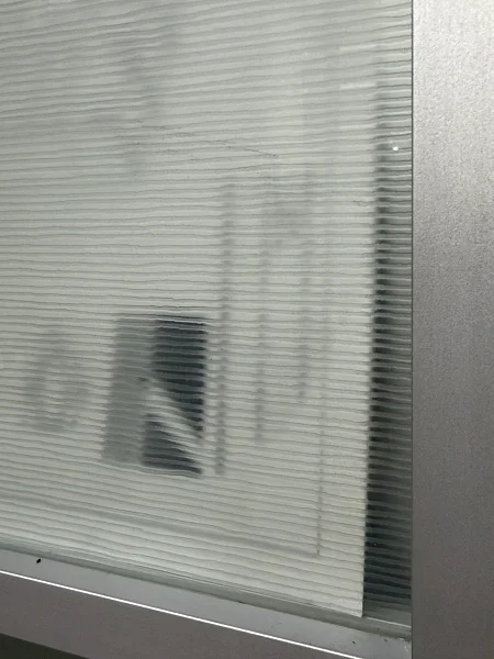 Стекло безопасное матовое с декоративным рисунком.