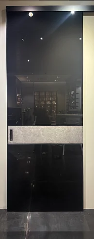 UNION, STRATUS-LAGO. Раздвижная дверь вдоль стены, безопасное крашеное глянцевое стекло, алюминиевый каркас полотна. 98x270см.