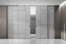 mini-STRATUS-LAGO, модель Modelica, матовое стекло GM06 Glass Grigio Seta Mat, алюминиевый каркас полотна и трек в цвете AL08 Black. Раздвижная перегородка в проёме, "скрытый" трек в потолке.