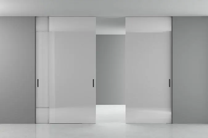 STRATUS-FILO, Alu, модель Piatto, глянцевая эмаль LG06 Grigio Seta Gloss, алюминиевая торцевая кромка. Раздвижная перегородка в проёме, скрытый трек в потолке.