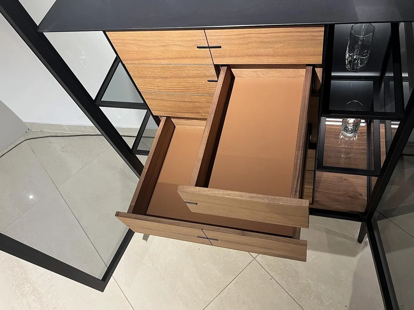 Ящики - 100% массив ценных пород древесины.<br>Направляющие ящиков - BLUM (made in Austria) полного открывания с доводчиком.