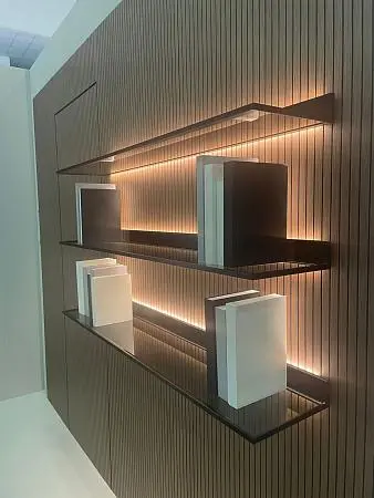 Полки LUMINA с подсветкой. Профиль в цвете AL08 Black, стекло GT02 Trasparente Grafite.