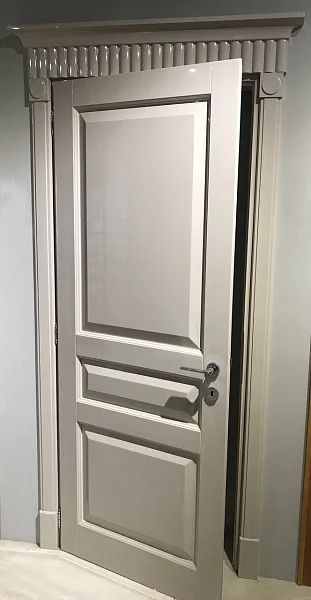 Модель KORINOS 1396/QQ, инженерный массив древесины, глянцевая эмаль.