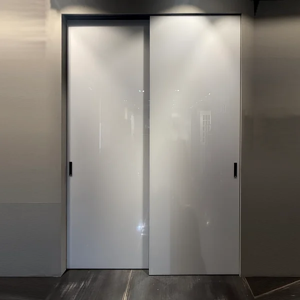 Раздвижная перегородка STRATUS-LAGO, модель Lira, крашеное глянцевое стекло в белом цвете, алюминиевый каркас полотна в чёрном цвете. Скрытый трек, крепление к верху проёма.