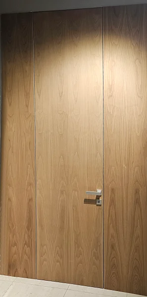 NEXT. Натуральный шпон ореха. Две стеновые панели. Скрытый короб. Дверь "под потолок" без верхней перемычки. Открывается в проём.