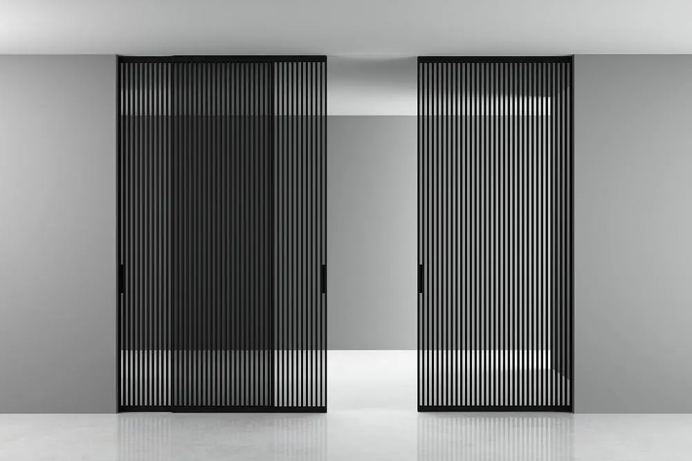 STRATUS-SLIM, модель Ritmo, стекло прозрачное GT02 Trasparente Grafite, алюминиевый каркас полотна в цвете AL08 Black. Раздвижная трехстворчатая перегородка в проёме, скрытый трек в потолке.