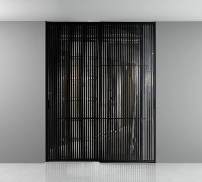 Раздвижная перегородка STRATUS-SLIM LUX, безопасное прозрачное стекло, алюминиевый профиль в чёрном цвете. Трек видимый в чёрном цвете.