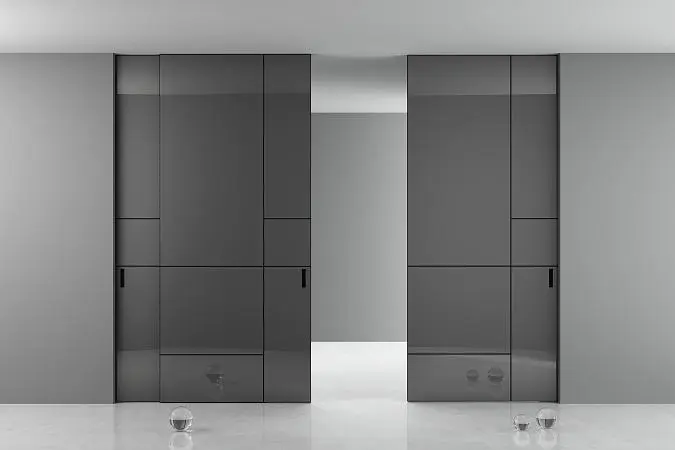 STRATUS-LAGO, модель Modelica, глянцевое стекло G07 Glass Grigio Fume, алюминиевый каркас полотна и трек в цвете AL08 Black. Раздвижная перегородка в проёме, "скрытый" трек в потолке.