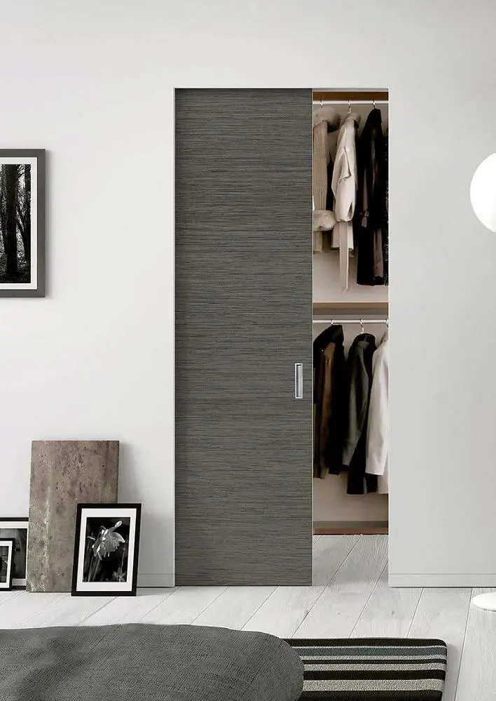 SLIDER, Alu, модель Vento, натуральный шпон V13 Rovere Cenere, торцевая алюминиевая кромка в цвете AL09 Chrome Matt. Раздвижная дверь в пенале ABSOLUTE.