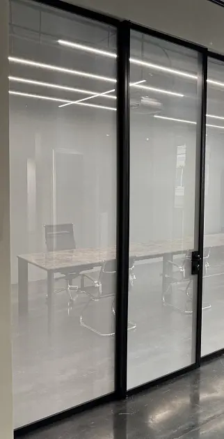UNION, ВОЛСТРИТ-СЛИМ | WALLSTREET-SLIM. Стационарная перегородка, безопасное стекло, алюминиевый профиль. 711x300h см.