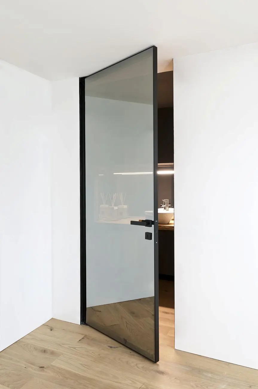 BATTFIL FILBLC QUADRA product door black smocked glass open.
