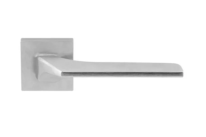 Дверная ручка, модель CORSA в отделке хром матовый.