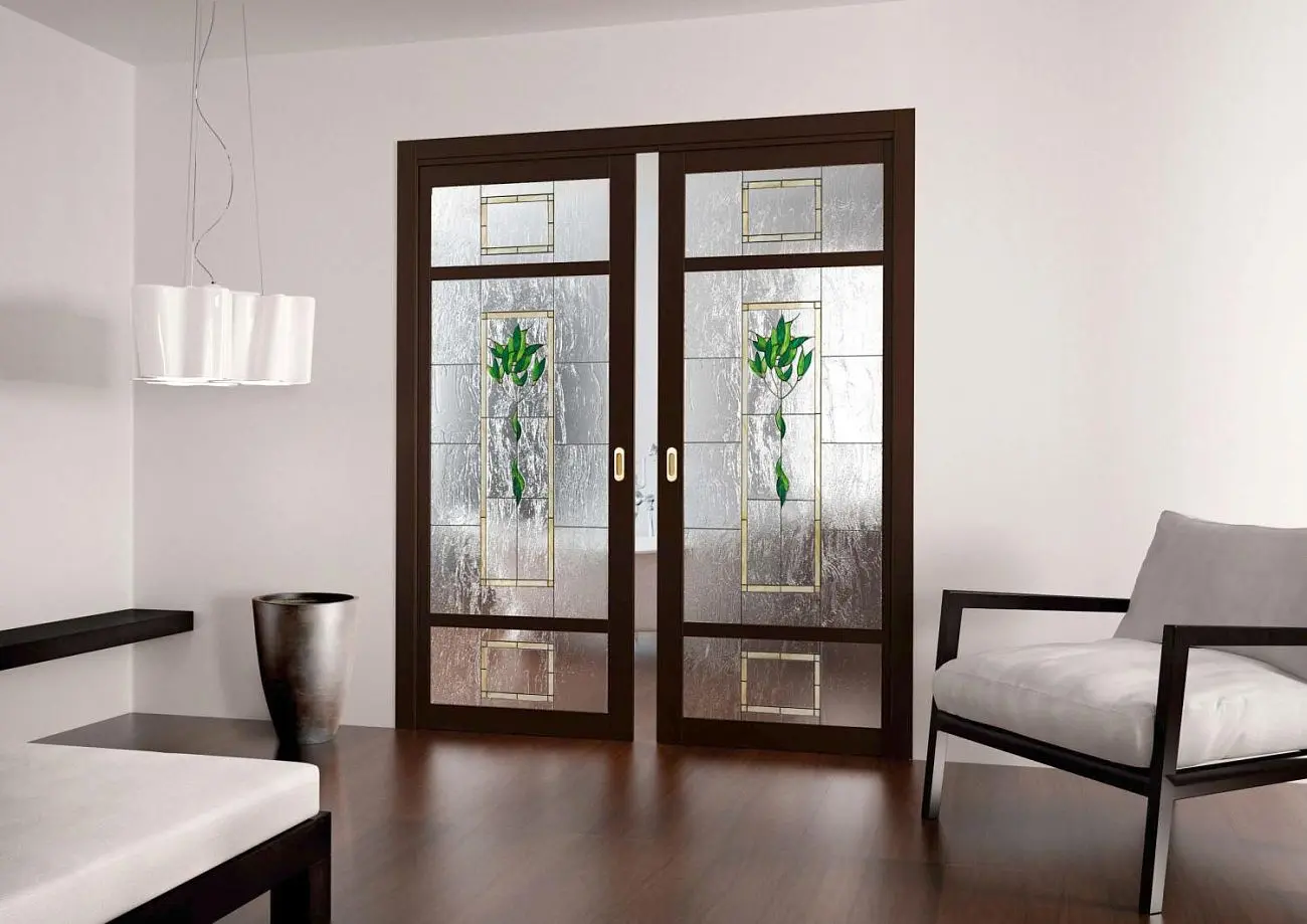 Elegance Amanda, scorrevole interno muro, Tinta Noce Scuro, vetro Tiffany Premium.