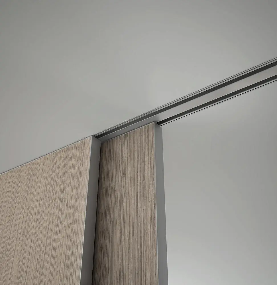 STRATUS-FILO, Alu, модель Velino, натуральный шпон V13 Rovere Canuto, торцевая кромка в отделке AL09 Chrome Matt. Раздвижная двустворчатая перегородка в проёме, скрытый трек в потолке. Фрагмент полотен.