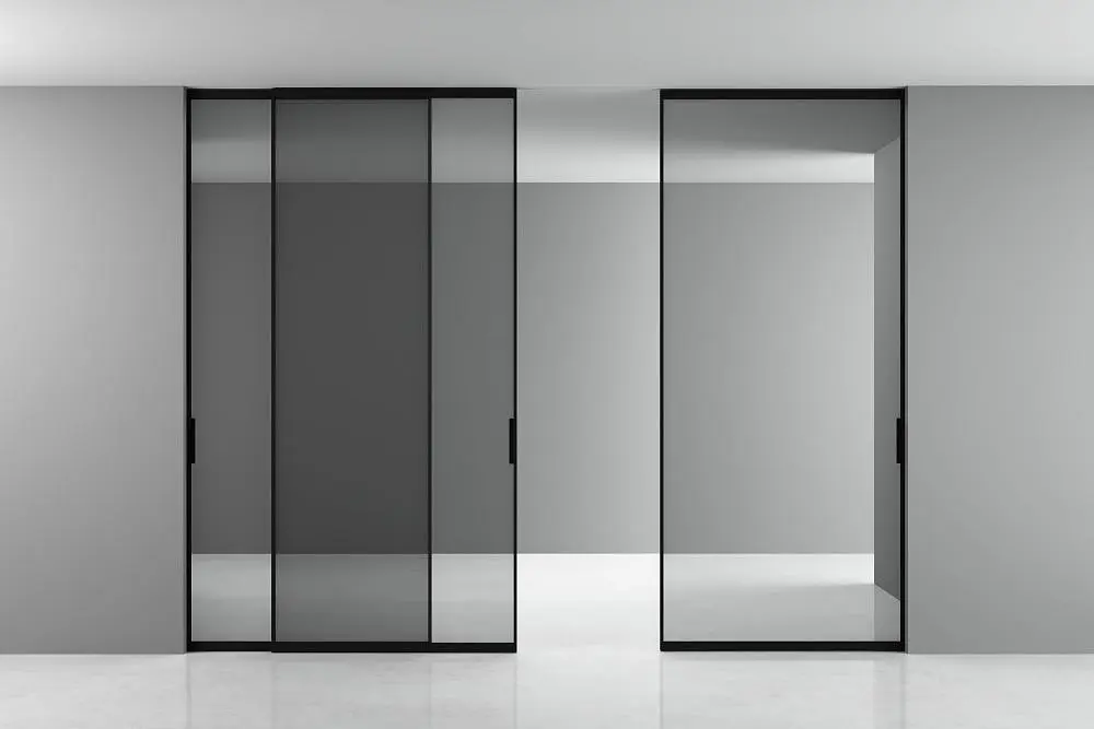 STRATUS-SLIM, модель Space, стекло прозрачное GT02 Trasparente Grafite, алюминиевый каркас полотна в цвете AL08 Black. Раздвижная трехстворчатая перегородка в проёме, скрытый трек в потолке.